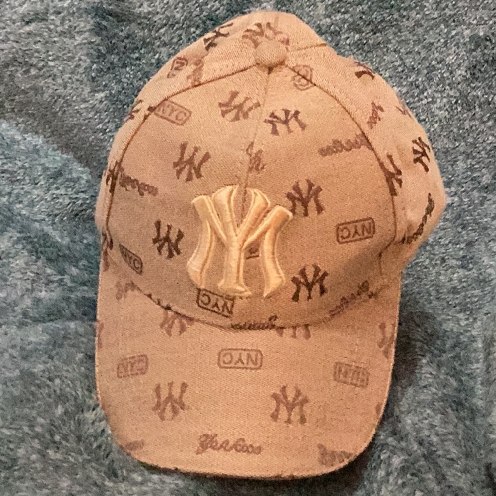 ⚾️ NWOT Yankees Baseball Cap Adjustable / Never Worn So Much Fun To Wear ⚾️